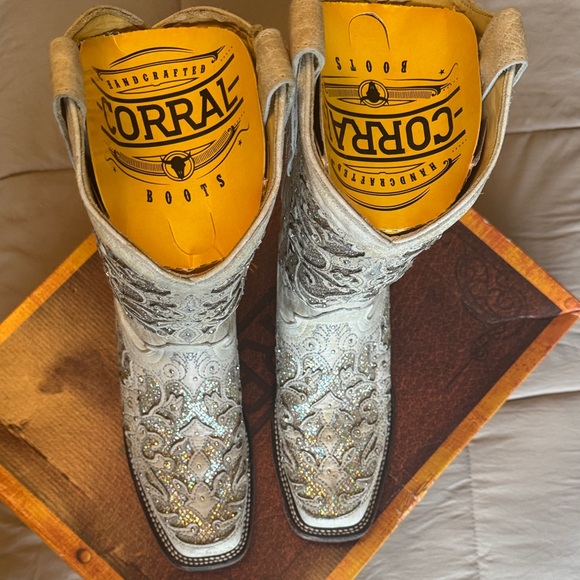 Elegant Silver Embroidered Cowgirl Boots - Picture 3 of 6